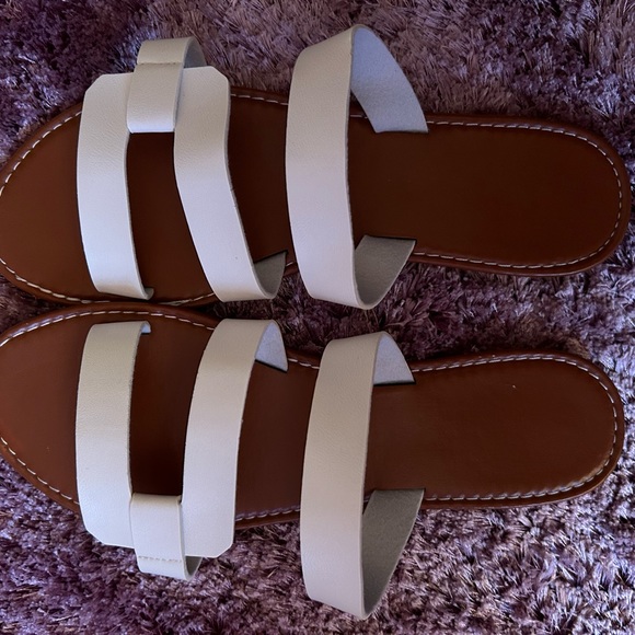 Women’s White Flat Sandals NWOT - Picture 6 of 7